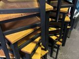 un grand nombre de chaises empilées les unes sur les autres