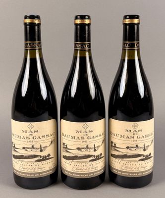 trois bouteilles de vin sont alignées sur une table