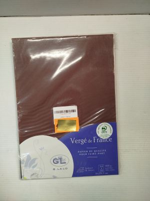 une feuille de papier marron posée sur une surface blanche