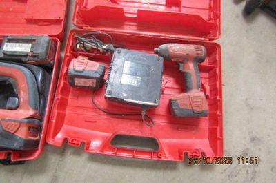 une boîte à outils rouge avec des outils sur le sol