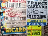 de nombreuses affiches sur le mur d'un immeuble