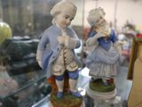 deux figurines exposées dans une vitrine