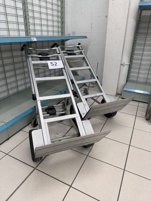 une échelle métallique qui se trouve dans un magasin