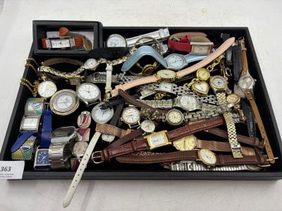 une boîte noire remplie d'une multitude de montres et encore de montres