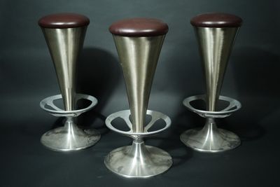 Réunion de 3 tabourets haut de bar en métal assise en cuir n…