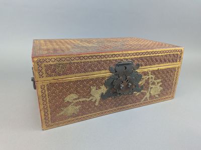 Petit coffre en laque à décor doré sur fond rouge - Photo 1