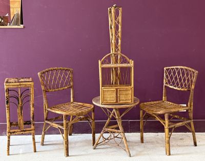 trois chaises et une table devant un mur violet