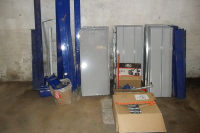 une pièce où il y a beaucoup de boîtes et de cartons sur le sol