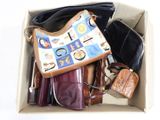 une boîte remplie de sacs à main posée sur une table