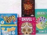 beaucoup de jeux qui sont posés sur la table