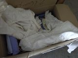 une boîte en carton remplie d'un grand nombre de vêtements blancs