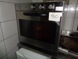 un four noir posé sur un plan de travail dans une cuisine