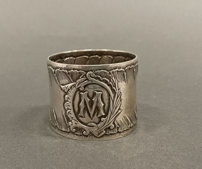 une vieille bague en argent ornée d'un motif, posée sur une table
