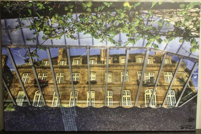 une image représentant une photo d'un bâtiment avec une clôture devant