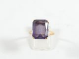 une image d'une bague sertie d'une pierre d'améthorate