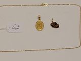 un gros plan d'un collier en or orné d'un petit pendentif