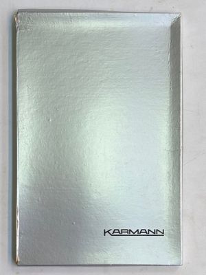 la quatrième de couverture d'un cahier argenté sur laquelle est inscrit le mot « Karmann »