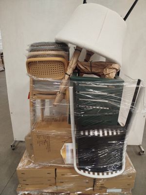 une pile de cartons et une lampe posée sur une table