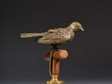 paire de figurines d'oiseaux en laiton ancien posées sur un socle en bois