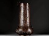 un vase brun posé sur une table