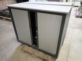 une armoire métallique posée sur une palette dans un entrepôt