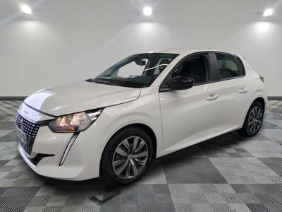 une voiture blanche garée sur un sol en dalles à damier dans un garage