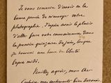 une vieille lettre écrite à la main sur un morceau de papier avec une écriture dessus
