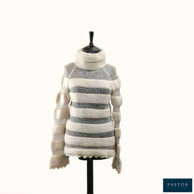 une photo d'un pull sur un mannequin posé sur un support pour mannequin