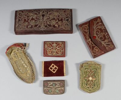 Plusieurs objets décoratifs sont disposés sur une surface blanche