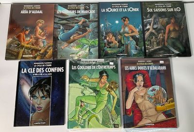 un grand nombre de livres posés sur une table