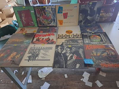 beaucoup de livres posés sur une table recouverte de papiers