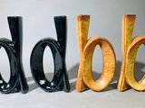 trois lettres en bois placées les unes à côté des autres