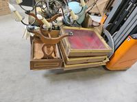 PALETTE de bibelots dont étains, lustres, vitrines d'appliqu… (photo 3)