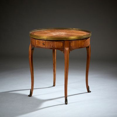 une petite table avec un plateau et un piètement en bois