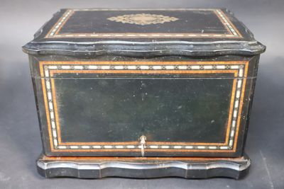 Cave à cigares en bois d'ébène à décor incrusté de nacre, à …