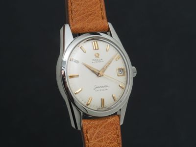 une photo d'une montre avec un cadran blanc et un bracelet en cuir marron