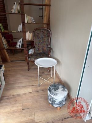 une petite table et une chaise dans un coin de la pièce
