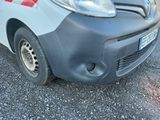 une photo d'une camionnette garée sur un parking