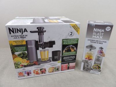 deux boîtes de mixeurs Ninja posées l'une à côté de l'autre sur une table