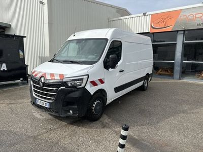 la camionnette blanche est garée devant un bâtiment
