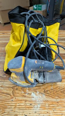 une paire de chaussures et un sac posés sur un parquet
