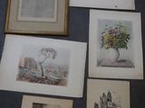 beaucoup de photos sur la table, avec un vase de fleurs