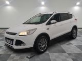 La Ford Kuga blanche est garée dans une grande pièce.