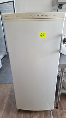 un réfrigérateur blanc sur lequel est collé un autocollant jaune, dans une cuisine