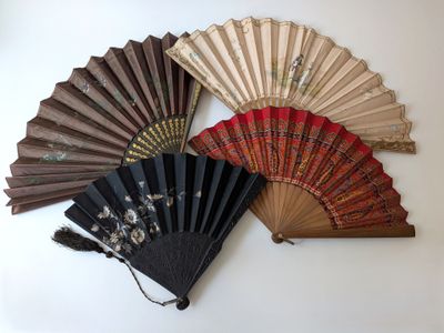 Plusieurs types d'éventails chinois sont disposés sur une surface blanche