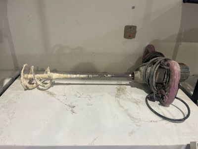 une photo d'un tuyau auquel est raccordé un flexible