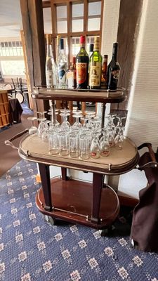 un chariot à apéritif sur lequel sont posés des verres à vin