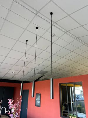 trois lampes suspendues au plafond dans une pièce
