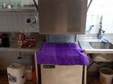 une photo d'une cuisine avec un tissu violet posé par terre