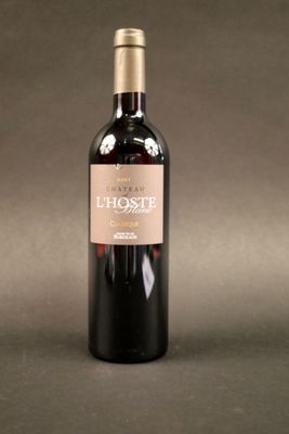 une bouteille de vin posée sur une table